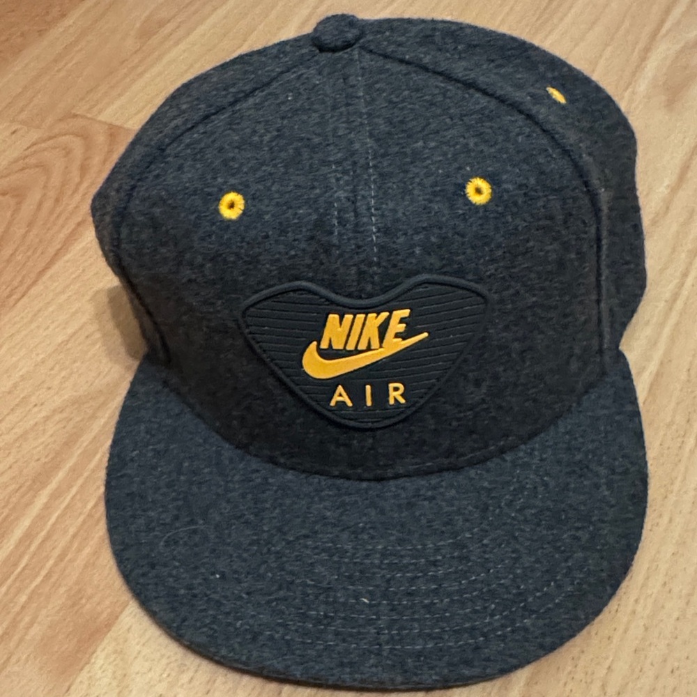 Nike Charcoal Wool-Look Snapback Hat with Yellow Accents